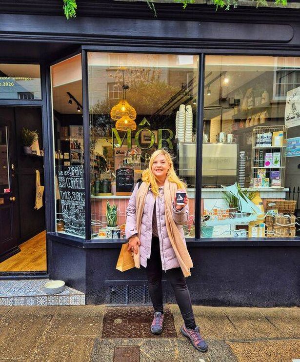 Portia outside a shop 