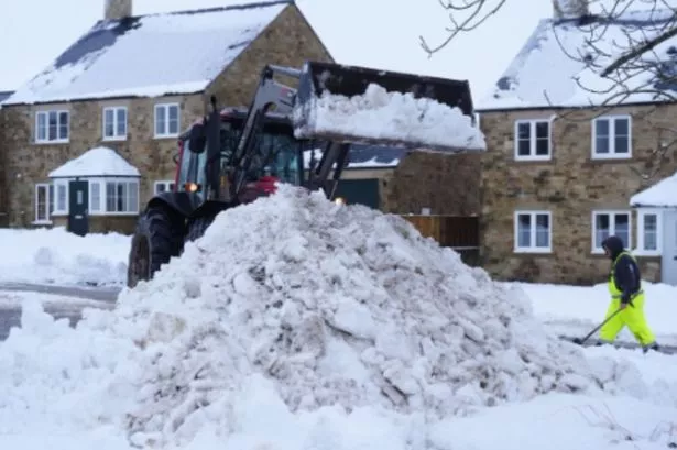 UK faces '3cm per hour' snow with flurries now forecast for England