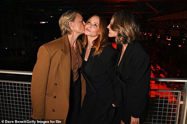 Robin sweetly kissed Stella on the cheek for one snap