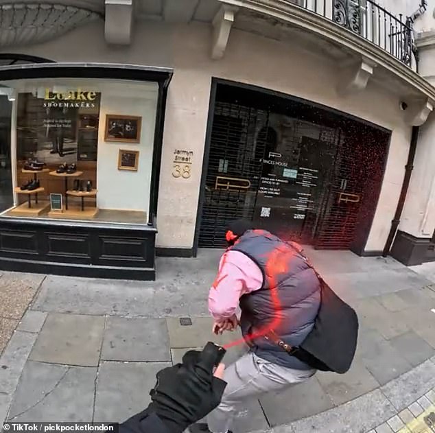 Food delivery rider Diego Galdino has started spraying the thieves with red paint in an attempt to stop them stealing