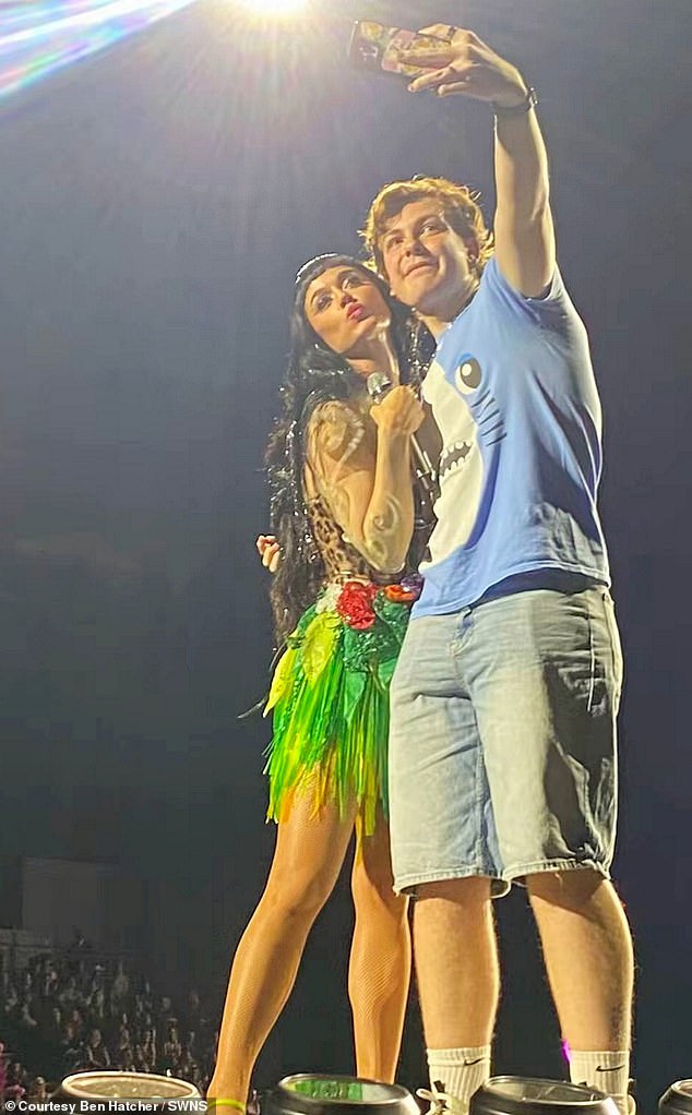 Dressed in a green leaf design dress which featured a leopard-print bodice, Katy was seen putting her arm around Ben as they posed for a selfie on stage