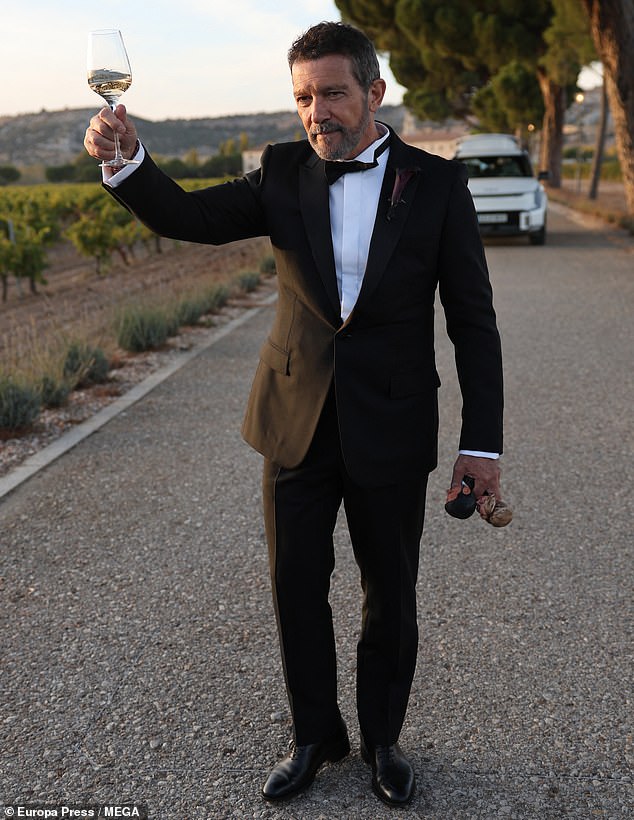 At one point, Stella's famous father, who also donned a black tuxedo, could be seen holding up a glass of wine as he proudly celebrated his daughter's special milestone