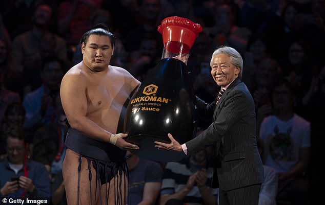 Hoshoryu rewarded with a giant bottle of soy sauce after clinching victory at the Royal Albert Hall
