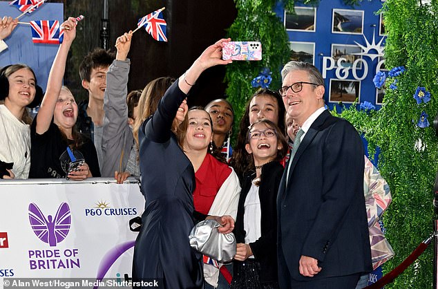 During a break from his Parliamentary duties, Keir stopped to pose for selfies with some of the young fans at the awards