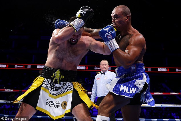 Wardley (right) stopped the New Zealander (left) in the 11th round of their fight