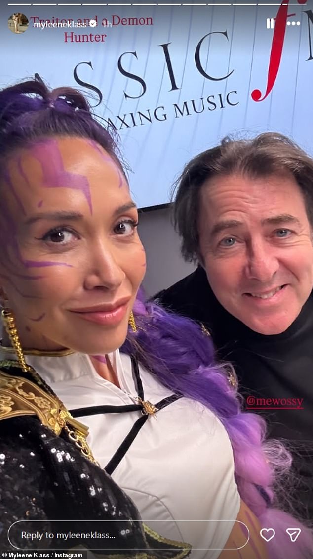 She later caught up with Celebrity Traitors star Jonathan Ross ahead of his annual Halloween bash