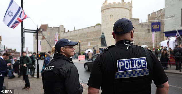 epa12384229 Police patrol at Windsor Castle in Windsor, Britain, 17 September 2025. Britain's King Charles III is to host US President Trump during his official state visit to the UK from 17 to 19 September 2025.  EPA/NEIL HALL