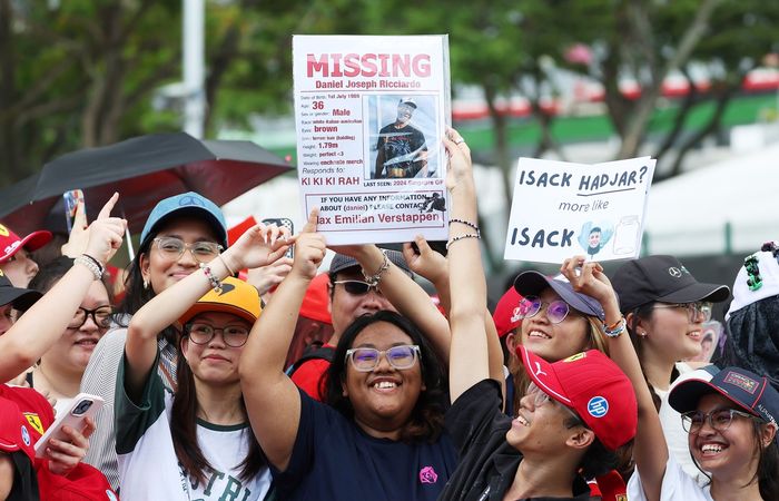 A fan holds up a sign of Daniel Ricciardo