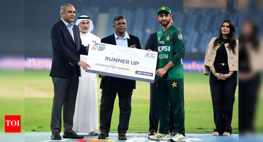 A new low in Dubai as Pakistan captain Salman Agha throws his cheque in anger | Cricket News