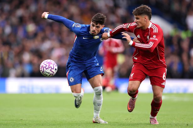 Pedro Neto of Chelsea battles for possession with Milos Kerkez of Liverpool during the Premier League match between Chelsea and Liverpool