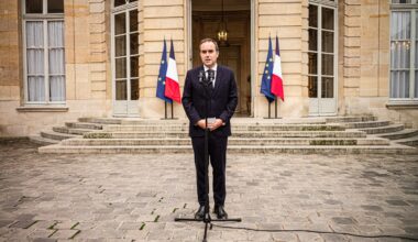 France, in political crisis, risks having no budget