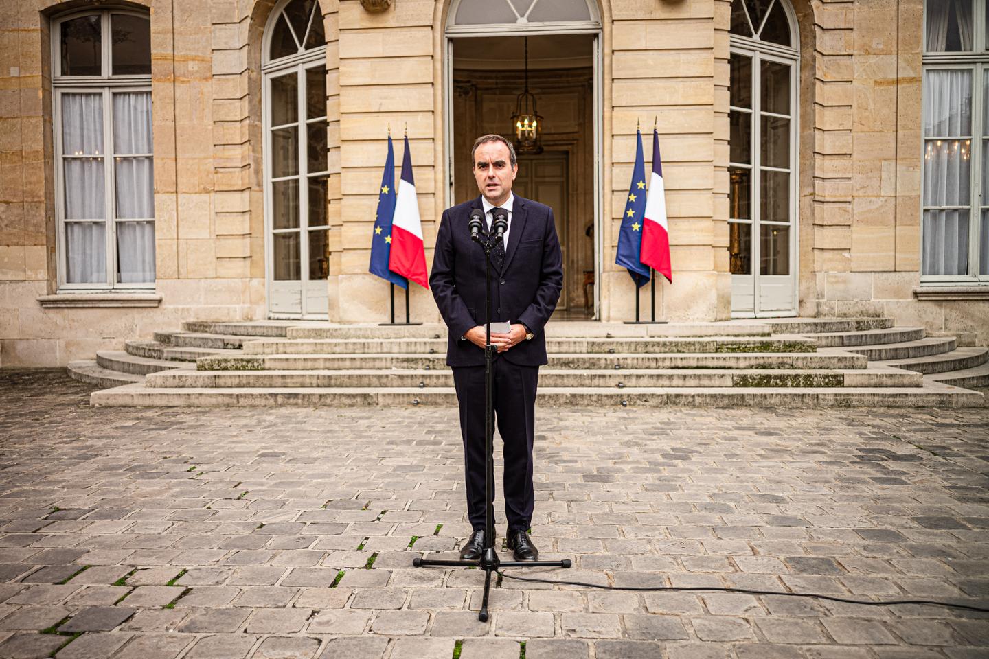 France, in political crisis, risks having no budget