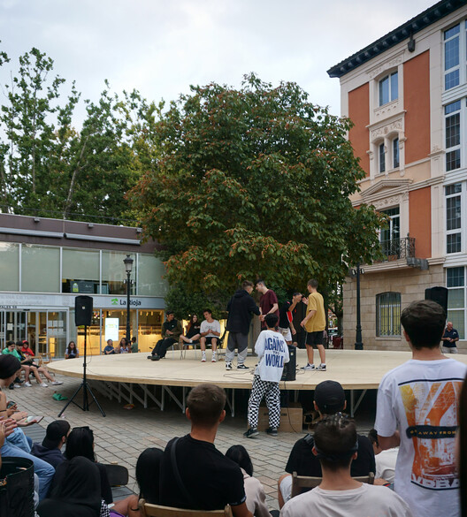 Beyond Private Dining: Exploring the Communal Table as Public Space Infrastructure - Image 6 of 14