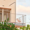 50 Social Housing Units – DE PEUS A TERRA i el cap pels núvols / Miel Arquitectos + MARMOLBRAVO + MADhel - Exterior Photography, Handrail, Balcony