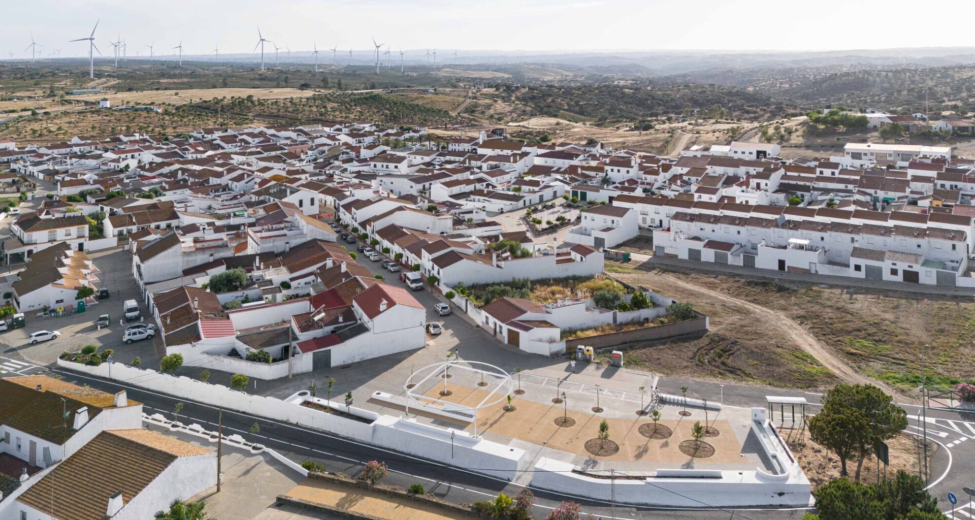 About the Fences - Clara Campoamor Square in San Silvestre de Guzmán / estudio veintidós
