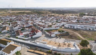 About the Fences - Clara Campoamor Square in San Silvestre de Guzmán / estudio veintidós