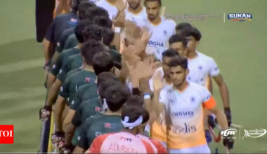 After no handshakes in cricket, India, Pakistan exchange high 5s, pleasantries in hockey - watch video | Hockey News