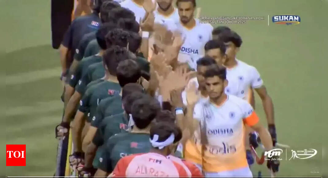 After no handshakes in cricket, India, Pakistan exchange high 5s, pleasantries in hockey - watch video | Hockey News
