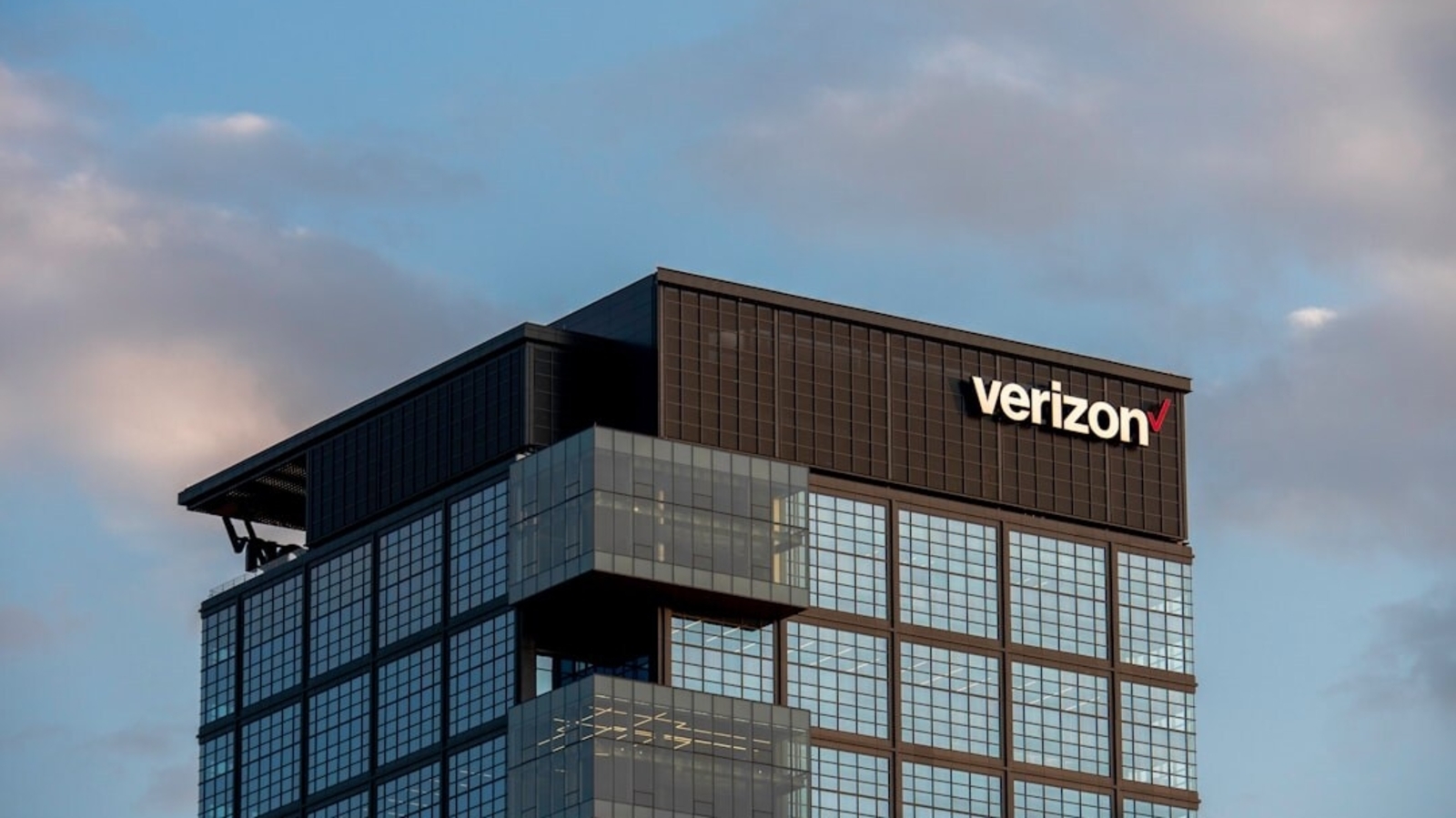 Is Verizon down? Thousands affected by overnight outages in major US cities