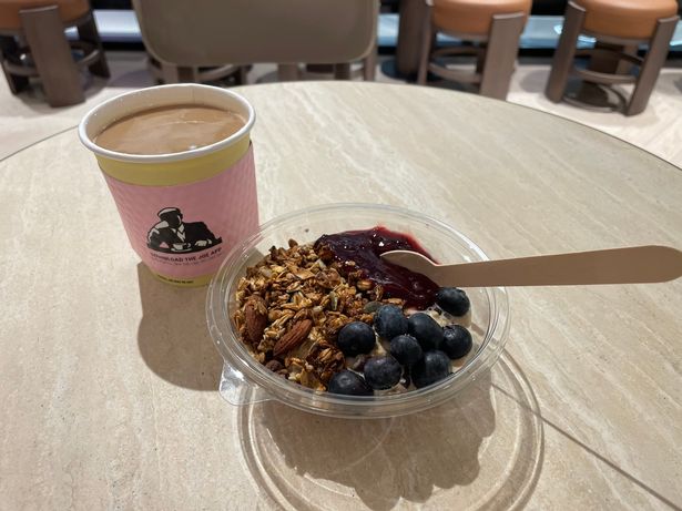 Joe & The Juice Americano and overnight oats 