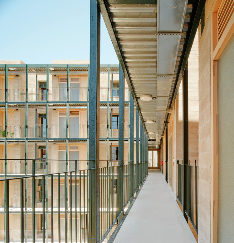 30+8 Social Housing Units on Josep Togores Street / Vivas Arquitectos - Exterior Photography, Concrete, Balcony