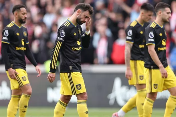A dejected looking Bruno Fernandes of Manchester United with team mates during the Premier League match between Brentford and Manchester United at Brentford Community Stadium on September 27, 2025 in Brentford, England.