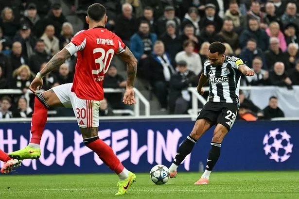 Murphy fires wide for Newcastle United against Benfica