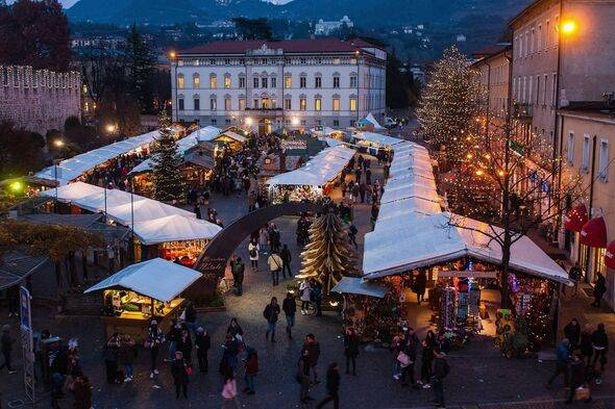 TRENTO, ITALY - DECEMBER 01:  Visitors attend at the Christmas market on December 1, 2016 in Trento, Italy.  (Photo by Awakening