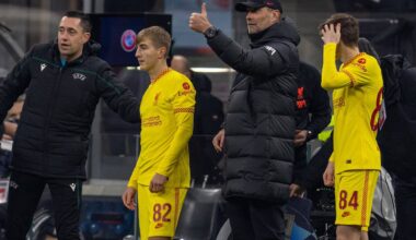 MILAN, ITALY - Tuesday, December 7, 2021: Liverpool's manager Jürgen Klopp (C) prepares to bring on substitutes Max Woltman (L) and Conor Bradley (R) for their debuts during the UEFA Champions League Group B Matchday 6 game between AC Milan and Liverpool FC at the Stadio San Siro. Liverpool won 2-1. (Pic by David Rawcliffe/Propaganda)
