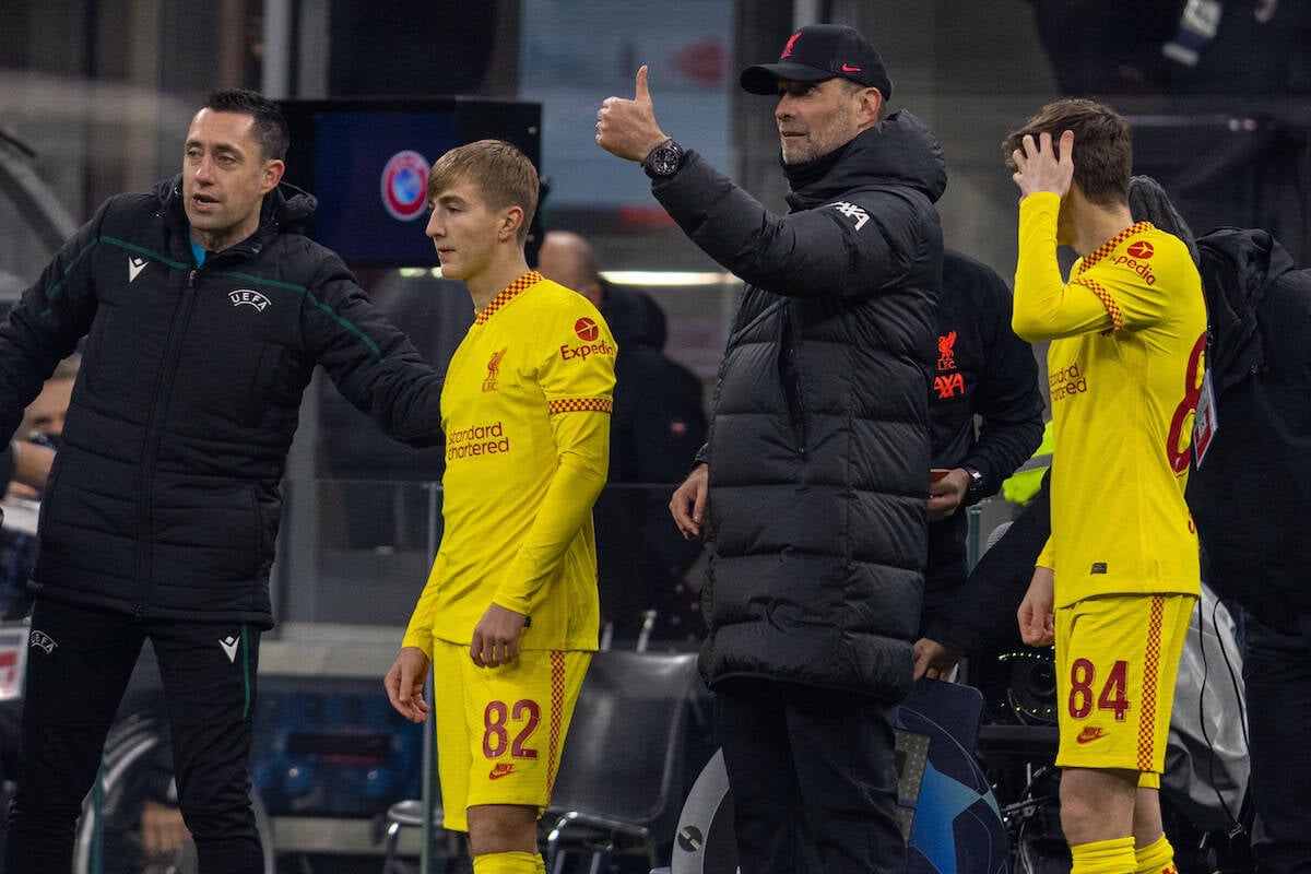 MILAN, ITALY - Tuesday, December 7, 2021: Liverpool's manager Jürgen Klopp (C) prepares to bring on substitutes Max Woltman (L) and Conor Bradley (R) for their debuts during the UEFA Champions League Group B Matchday 6 game between AC Milan and Liverpool FC at the Stadio San Siro. Liverpool won 2-1. (Pic by David Rawcliffe/Propaganda)