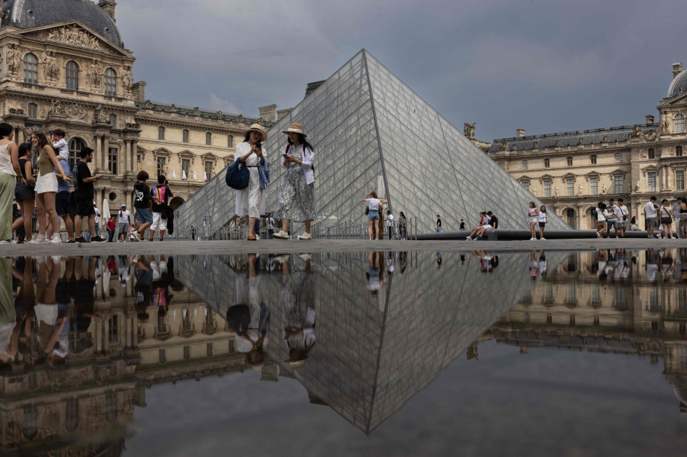 Theft reported at the Louvre Museum, France