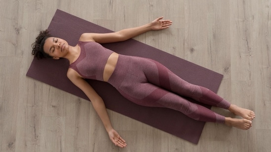 Here's something you're going to love: a total-body workout you can do at home when you're feeling a little lazy (it happens to the best of us). (Freepik)