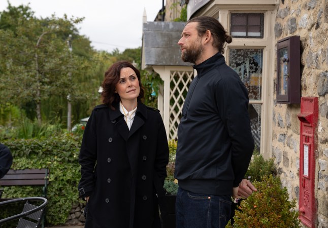 DS Carter and Kev talk outside in Emmerdale