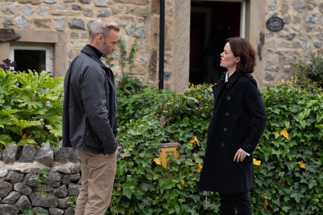 Ray and DS Carter talk in Emmerdale