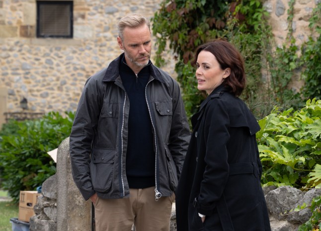 Ray stands in the street with DS Carter in Emmerdale