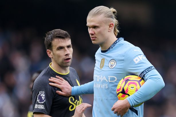 Seamus Coleman of Everton attempts to interact with Erling Haaland of Manchester City ahead of his penalty during the Premier League match between Manchester City and Everton