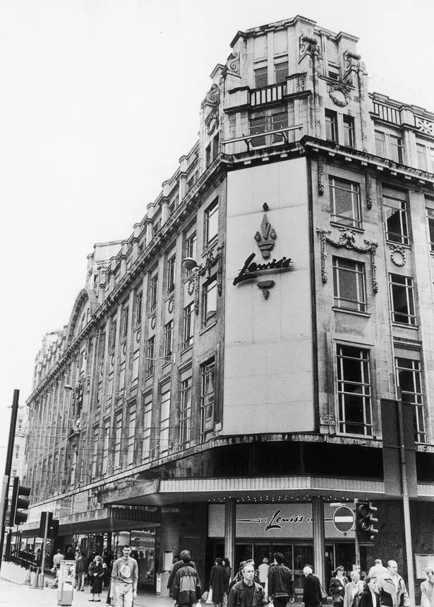 Boxing day shoppers outside The Lewis's department store on Market Street Manchester, 26th December 1994