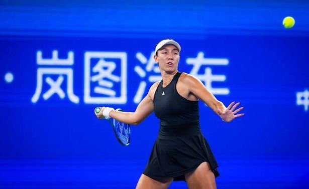 Jessica Pegula returns a ball