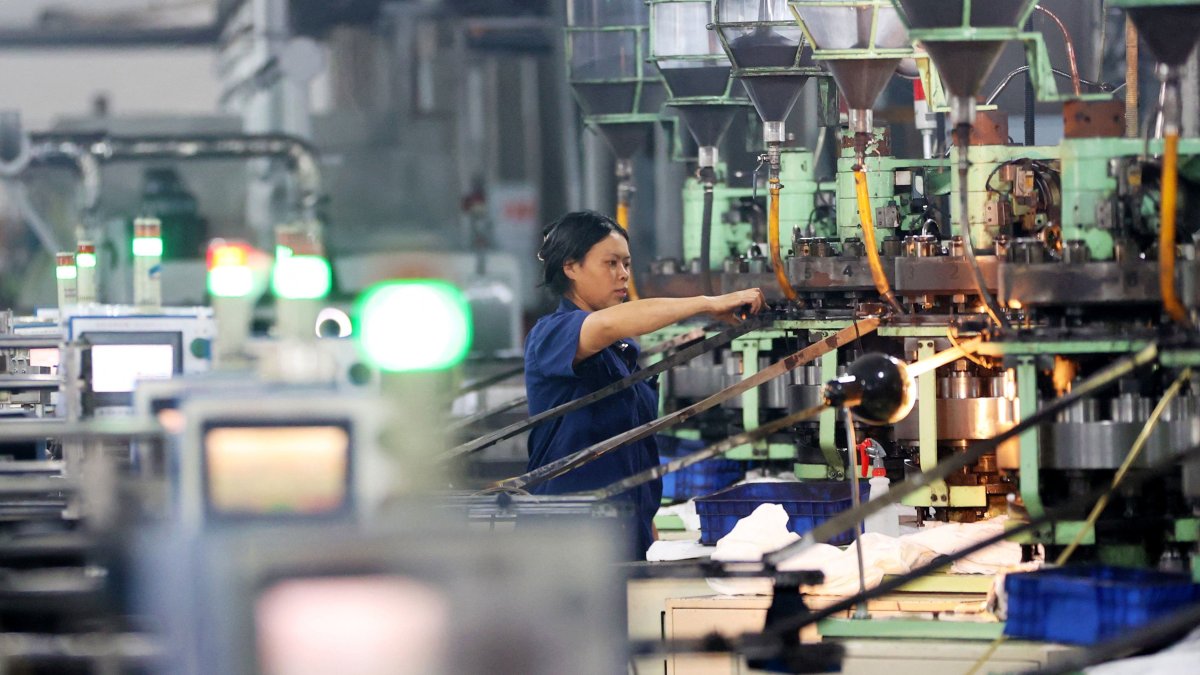 China factory activity shrinks for 6th month in row in September