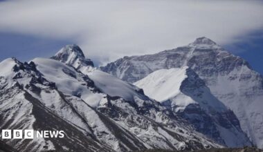 Mount Everest: Rescue under way after hundreds trapped on Tibetan slopes