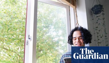 ‘Rawdogging’ marathons: has gen Z discovered the secret to reclaiming our focus? | Young people