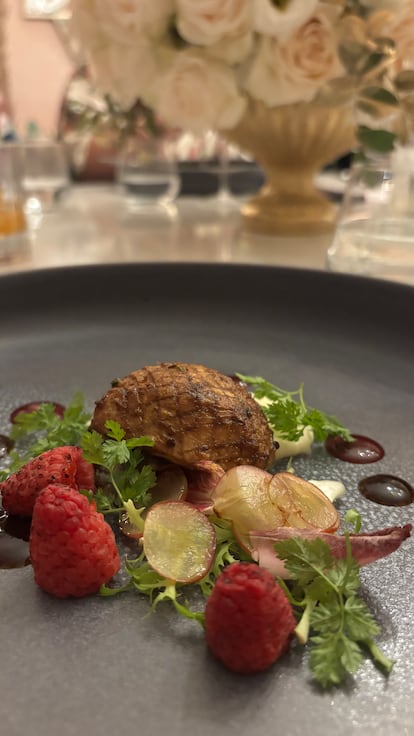 Pechuga de pato 'apiada' con chirivía y ensalada de uvas, el plato principal de la cena con motivo del 70º aniversario del hotel Beverly Hilton, en Beverly Hills (California), en septiembre de 2025.