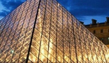 France intensifies hunt for Louvre jewellery raiders