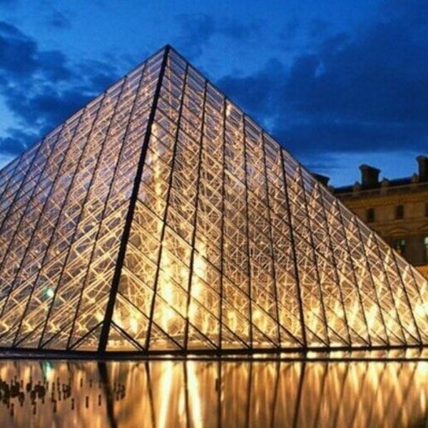 France intensifies hunt for Louvre jewellery raiders