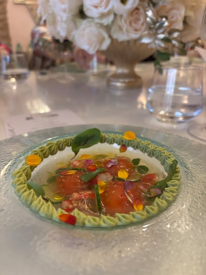 Áspic de tomate con cangrejo real y mousse de aguacate, inspirado en los años sesenta y servido en la cena por el 70º aniversario del hotel Beverly Hilton, en Beverly Hills (California), en septiembre de 2025.
