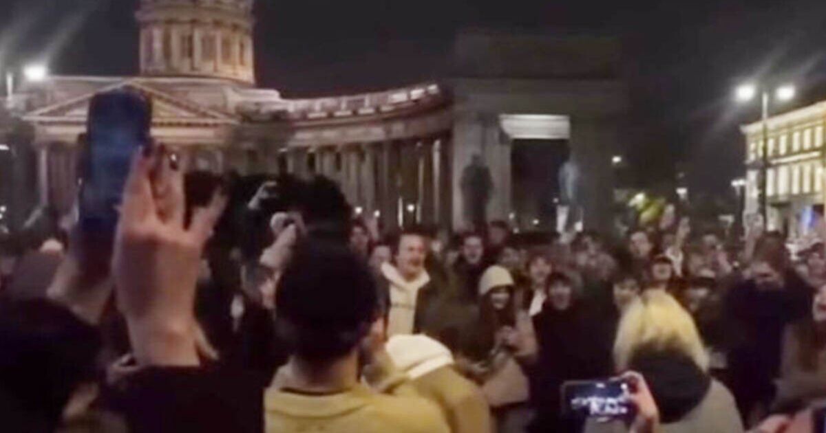 Incredible moment crowd in Petersburg sings about overthrowing Putin | World | News