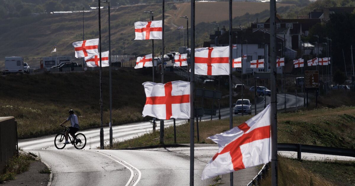 Fury as UK council that branded Brits flying flags 'far right' tear down 78 | UK | News