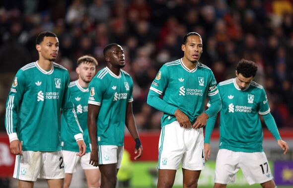 BRENTFORD, ENGLAND - OCTOBER 25: Virgil van Dijk of Liverpool looks on alongside teammates during the Premier League match betwe BRENTFORD, ENGLAND - OCTOBER 25: Virgil van Dijk of Liverpool looks on alongside teammates during the Premier League match betwe