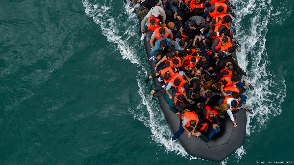 UK sanctions Balkans-based migrant smugglers – DW – 10/23/2025