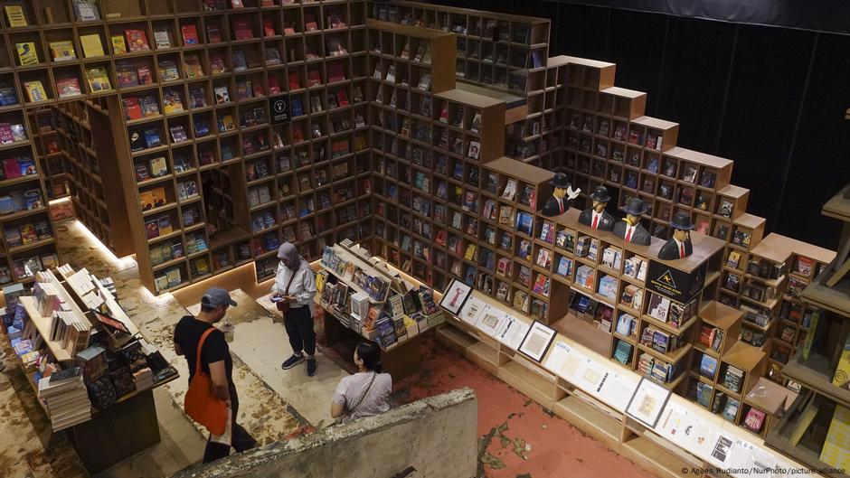 Why is Malaysia banning more books? – DW – 10/02/2025